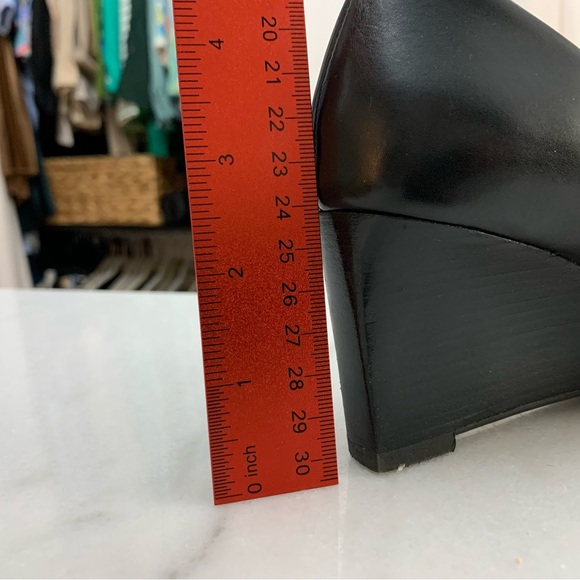 Tory Burch l Peep Toe Wedge Pumps Black w/ Gold Logo - Picture 8 of 8